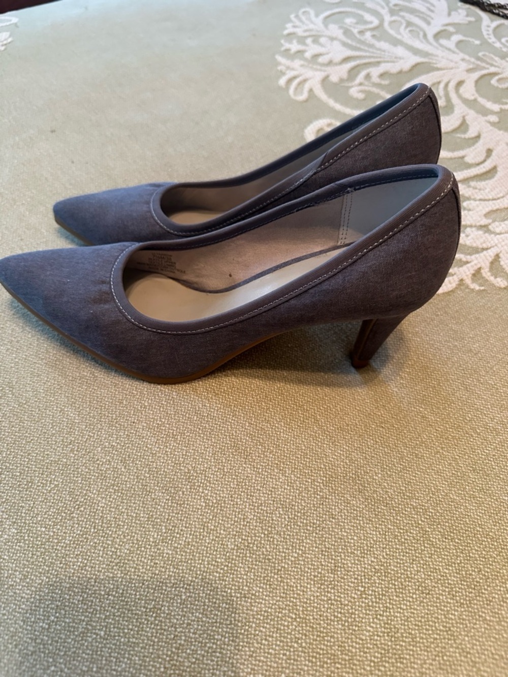 Classic Pointed-Toe Women's Pumps in lavender